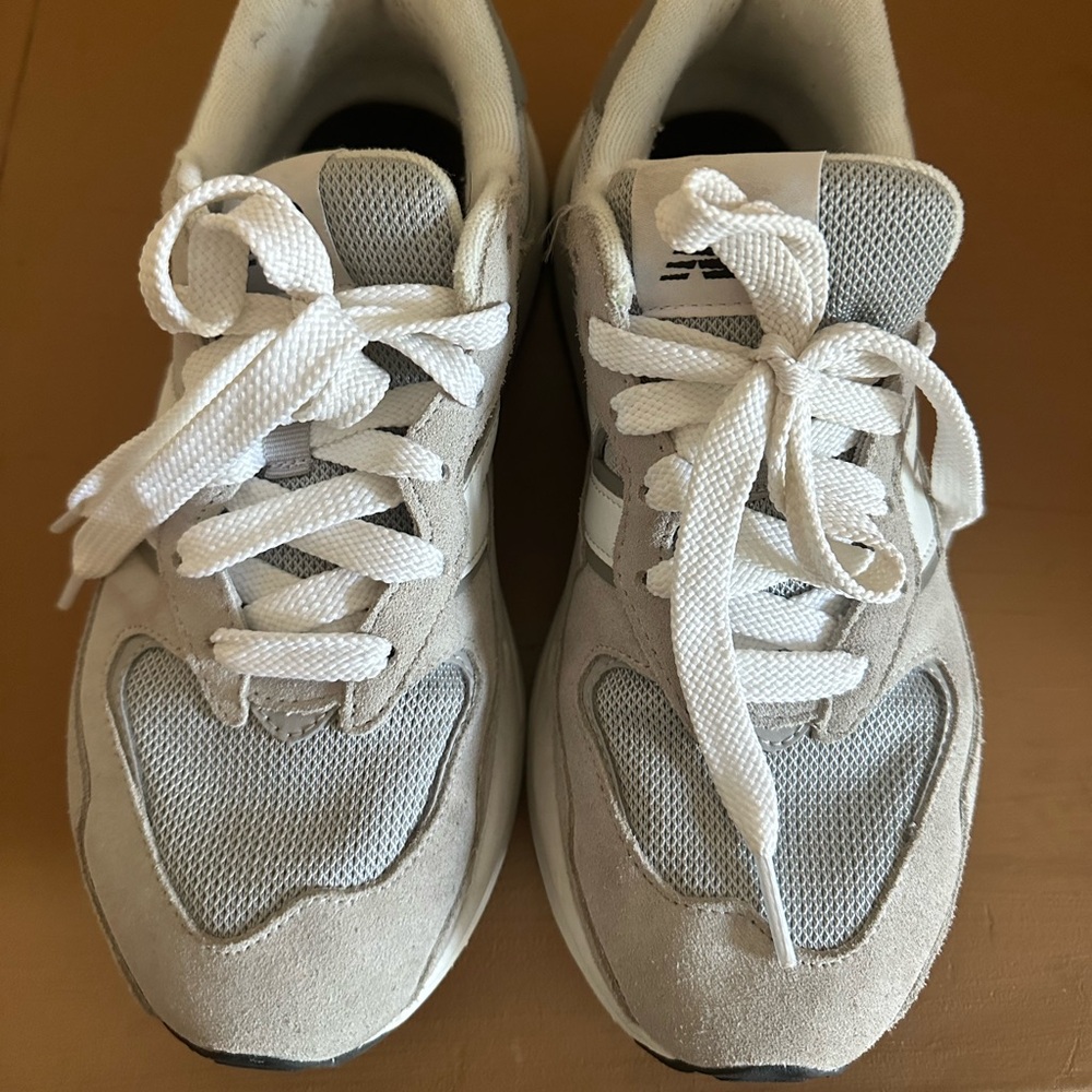 New balance 5740s. Women’s SZ 8, Big Kid 6.5. Used- good condition.